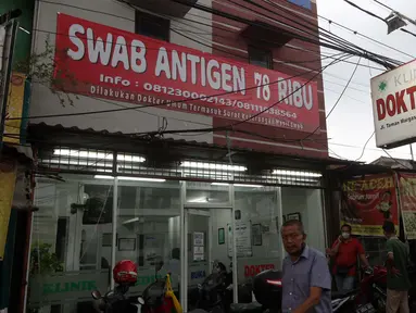 Spanduk penawaran harga tes cepat COVID-19 terpampang di salah satu klinik di Jalan Margasatwa Raya, Jakarta, Rabu (30/6/2021). Tingginya animo masyarakat untuk melakukan tes cepat COVID-19 berimbas pada penawaran harga yang bervariasi di beberapa klinik. (Liputan6.com/Helmi Fithriansyah)