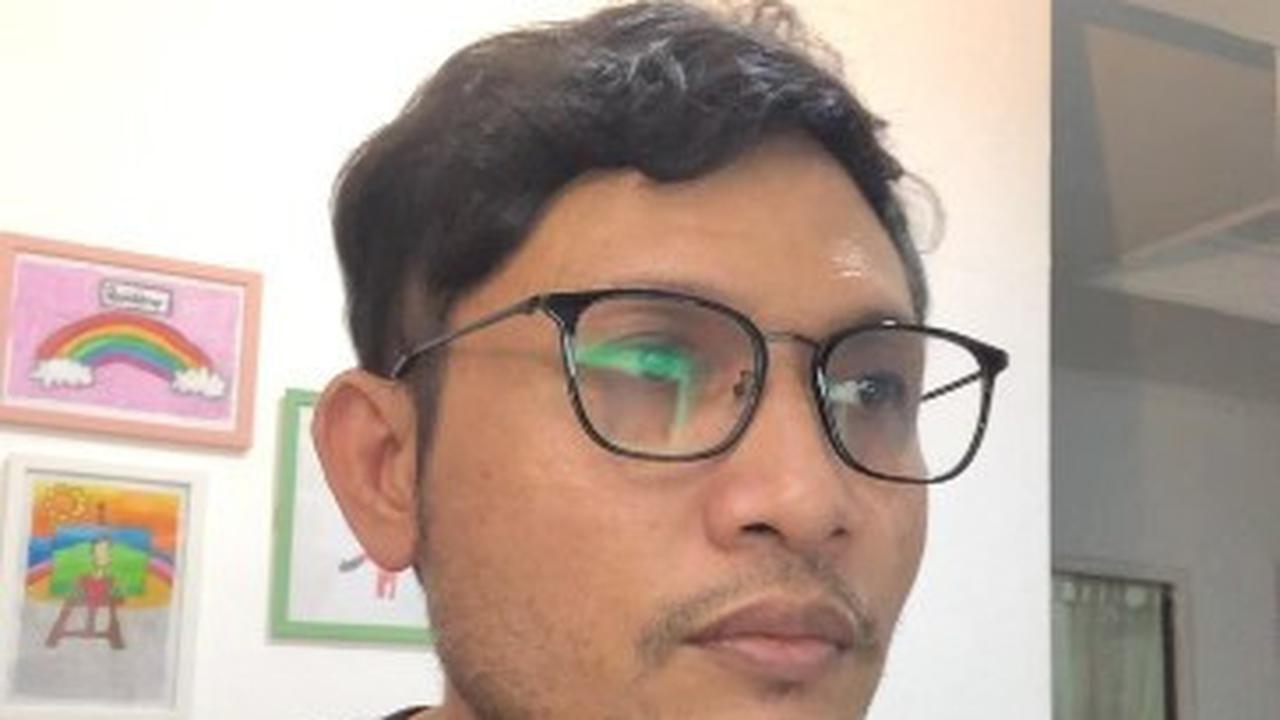 Deddy Lisan atau Deddy vokalis Andra & The Backbone (https://www.instagram.com/p/CR_xhkGndoB/)