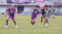 Pemain Persebaya Surabaya, Marselino Ferdinan (kanan) berusaha melewati pemain Persita Tangerang, Shin Young-bae pada laga pekan ke-18 BRI Liga 1 2022/2023 di Stadion Indomilk Arena, Tangerang, Rabu (18/1/2023) sore WIB. Persebaya menang dengan skor 5-0. (Bola.com/M Iqbal Ichsan)