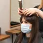 Seorang Hairstylist Sedang Menata Rambut Klien (freepik)