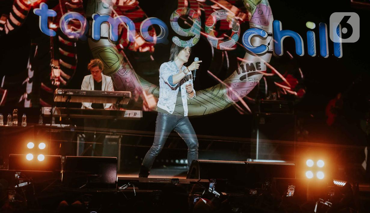 Penampilan Once Mekel dan Dul Jaelani saat berkolaborasi dengan grup band Dewa 19 dalam Tamagochill (its’s time to go chill) di Tennis Indoor Senayan, Jakarta Pusat, pada Kamis (21/11/2019). Kolaborasi Dewa 19, Once, Ari Lasso, dan Dul memukau penonton. (Liputan6.com/Faizal Fanani)