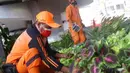 Petugas PPSU merawat tanaman di kolong flyover di Taman Bibit di Kebayoran, Jakarta, Jumat  (12/3/2021). Selain untuk mempercantik area kolong flyover, taman bibit tersebut dimanfaatkan sebagai sarana untuk bercocok tanam. (Liputan6.com/Angga Yuniar)