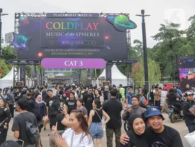 Penonton berdatangan untuk menyaksikan konser Coldplay di GBK, Jakarta, Rabu (15/11/2023). Para penonton sudah mulai memasuki venue sejak pukul 13.00 WIB, sementara konser baru dimulai pada pukul 21.00 WIB. (Liputan6.com/Angga Yuniar)