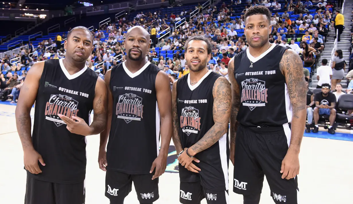 Floyd Mayweather (kedua kiri) foto bersama saat menghadiri pertandingan amal pada acara Monster Energy Outbreak Presents $50K Charity Challenge Celebrity Basketball Game di UCLA's Pauley Pavilion di Westwood, California (17/7). (AFP Photo/Vivien Killilea)