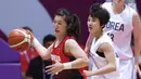 Pebasket putri Indonesia, Henny Sutjiono (kiri) menghindari kejaran pemain Korea, Kim Hye Yon pada babak penyisihan Grup X Basket Putri Asian Games 2018 di Jakarta, Rabu (15/8). Indonesia kalah 40-108. (Liputan6.com/Helmi Fithriansyah)