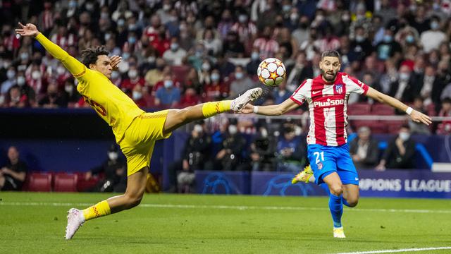 Foto: Antoine Griezmann Dikartu Merah, Mohamed Salah Bawa Liverpool Tekuk Atletico Madrid di Liga Champions