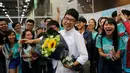 Nathan Law (tengah) merayakan kemenangannya usai mendapat kursi dalam pemilihan Dewan Legislatif Hong Kong, Senin (5/9). Ini adalah pertama kalinya kekuasaan politik Hong Kong memberikan tempat kepada aktivis muda prodemokrasi. (REUTERS / Tyrone Siu)