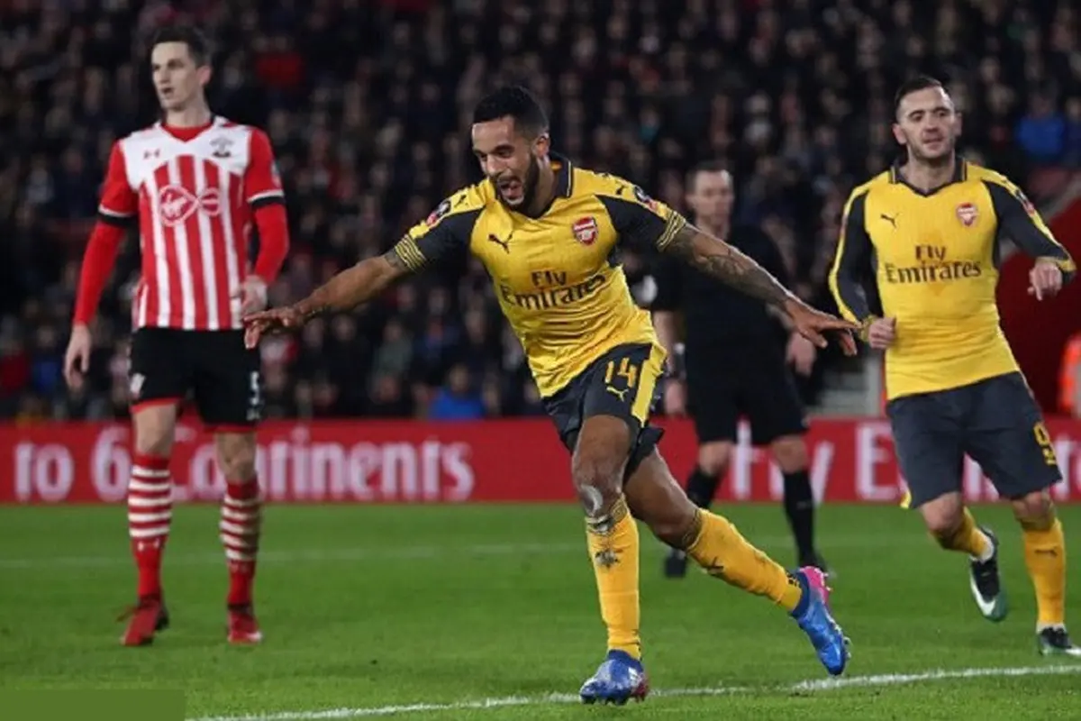 Theo Walcott antar Arsenal atasi Southampton dengan hattrick yang ia cetak. (Daily Mail)