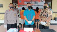 Kasatreskoba Polresta Balikpapan, Kompol Roganda saat membeberkan hasil pengungkapan narkoba yang dilakukan dalam kurun waktu dua hari terakhir. (Liputan6.com/Apriyanto)