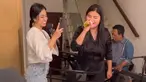 Meski sempat berseteru, kini pedangdut asal Jember, Jawa Timur itu dan keponakannya sudah kembali akrab seperti dulu. Dewi Perssik juga tampak senang dengan kehadiran Meldi yang berkunjung ke rumahnya. (Liputan6.com/IG/@dewiperssik9)