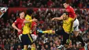 Bek Manchester United, Harry Maguire, berebut bola dengan bek Arsenal, Sokratis Papastathopoulos, pada laga Premier League di Stadion Old Trafford, Manchester, Senin (30/9). Kedua klub bermain imbang 1-1. (AFP/Paul Ellis)