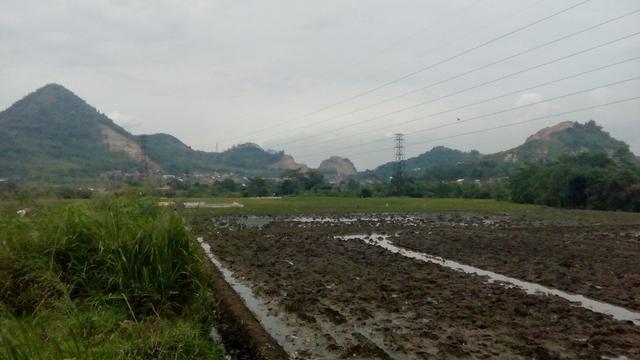 Pertambangan di kawasan perbukitan Nanjung, Kabupaten Bandung, Jawa Barat. (Foto: Direktur Eksekutif Walhi Jawa Barat Meiki W Paendong untuk Arie Nugraha)