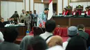 Basuki Tjahaja Purnama (Ahok) saat akan duduk di kursi terdakwa untuk menjalani sidang lanjutan di Auditorium Kementan, Jakarta Selatan, Selasa (10/1). Ahok yang memasuki ruang sidang terlihat menenteng map merah. (Liputan6.com/Hendra Setyawan/Pool)