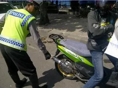Niat pamer kenalpot baru ke teman-teman, apadaya diberhentikan dan ditilang polisi. (Source: bonsaibiker.com)