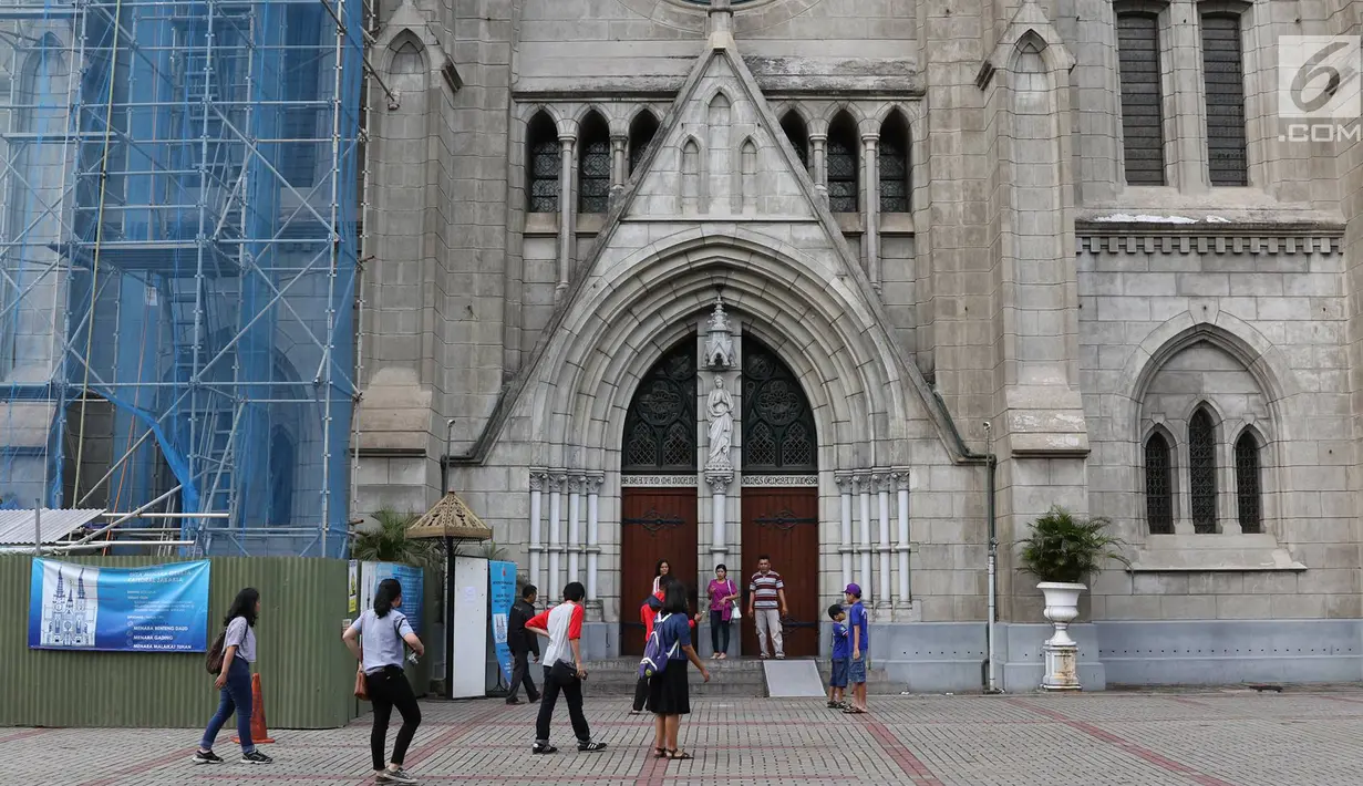 Suasana di depan Gereja Katedral Jakarta, Jumat (23/6). Pengurus Gereja Katedral Jakarta mengubah jadwal misa Minggu pagi yang bertepatan dengan Hari Idul Fitri. (Liputan6.com/ Immanuel Antonius) 