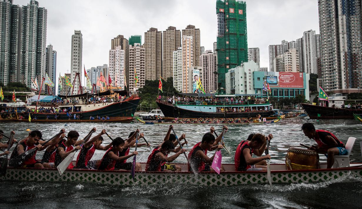 Aksi peserta balap perahu naga dalam Fesival Tuen Ng di HongKong. (AFP/Anthony Wallace)