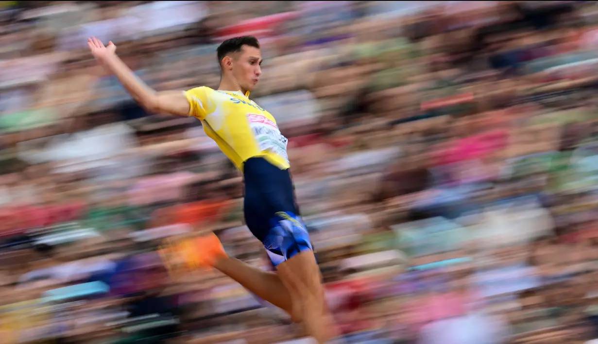 Atlet Swedia, Thobias Montler bertanding dalam babak kualifikasi lompat jauh putra European Championships 2022 di Munich, Jerman pada 15 Agustus 2022. (AFP/Andrej Isakovic)
