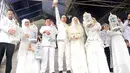 Usai menjalani akad nikah, Nuri Maulida dan sang suami melakukan seremonial melepas burung dara di halaman Masjid Al-Ittihaad, Jakarta, Minggu (9/11/2014). (Liputan6.com/Panji Diksana)