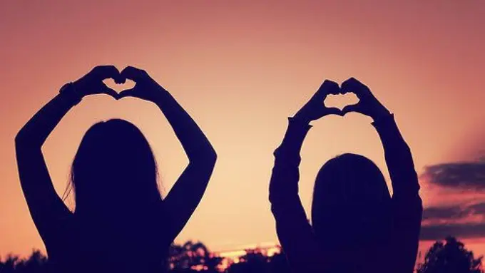 [Bintang] Kata Astrologer: 3 Zodiak Easy Going yang Wajib Jadi Temanmu!