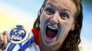 Perenang Hungaria, Katinka Hosszu memamerkan medali emas yang diraihnya di nomor 200m gaya ganti putri Kejuaraan Dunia Akuatik 2015 di Kazan, Rusia. (3/8/2015). (Reuters/Hannibal Hanschke).