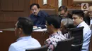 Terdakwa penerimaan gratifikasi dari berbagai pihak selama menjabat sebagai Gubernur Kepulauan Riau pada kurun waktu 2016-2019, Nurdin Basirun menyimak keterangan saksi-saksi saat menjalani sidang lanjutan Pengadilan Tipikor Jakarta, Kamis (19/12/2019). (Liputan6.com/Helmi Fithriansyah)