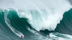Maya Gabeira asal Brasil mengendarai ombak saat turnamen selancar Nazare Big Wave Challenge di Praia do Norte di Nazare, Portugal, Senin (22/1/2024). (AP Photo/Armando Franca)