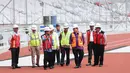 Wapres Jusuf Kalla (ketiga kiri) usai melihat fasilitas atletik di Stadion Utama GBK, Jakarta, Selasa (3/10). Menteri PUPR Basuki Hadimuljono memastikan, pembangunan infrastruktur Asian Games akan selesai sesuai target. (Liputan6.com/Helmi Fithriansyah)