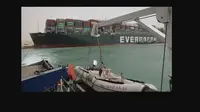 Kapal kontainer raksasa terdampar di Terusan Suez Mesir. Foto: AFP