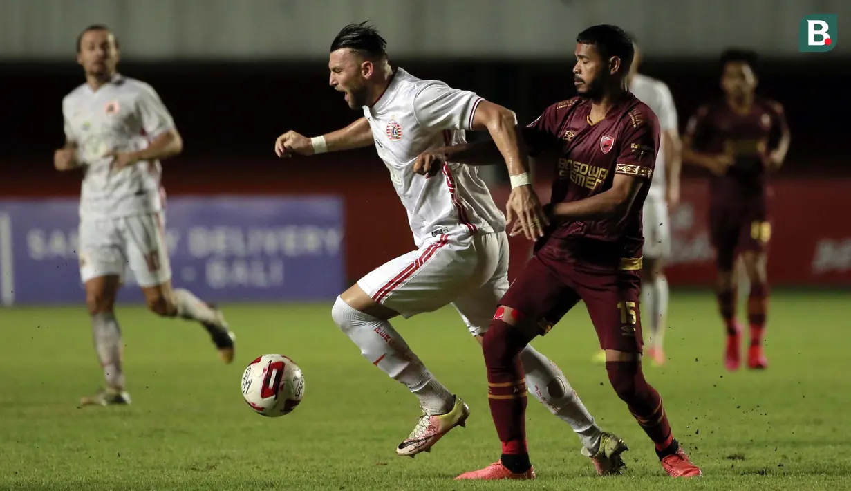 Striker Persija Jakarta, Marko Simic (tengah) menguasai bola dibayangi bek PSM Makassar, Hasim Kipuw dalam laga leg pertama semifinal Piala Menpora 2021 di Stadion Maguwoharjo, Sleman, Kamis (15/4/2021). Kedua tim bermain imbang 0-0. (Bola.com/Ikhwan Yanuar)