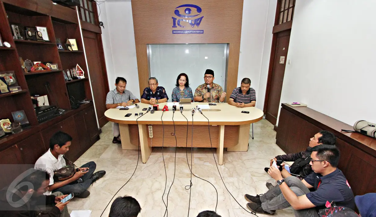 Suasana konferensi pers di Kantor ICW, Jakarta Selatan, Minggu (11/10/2015). Mereka mendesak Pemerintah dan DPR untuk menghentikan upaya revisi UU KPK (Liputan6.com/ Immanuel Antonius)