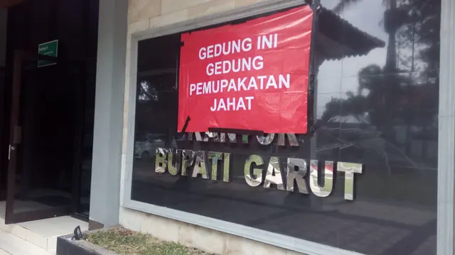 Gedung Bupati Garut disegel pendemo KMB