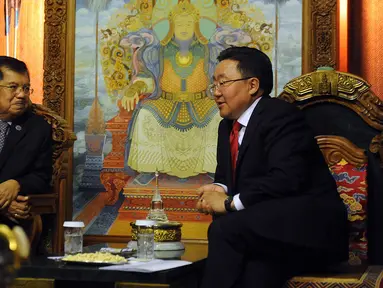 Wapres Jusuf Kalla (kiri) bertemu dengan Presiden Mongolia Tsakhiagiin Elbegdorj (kanan) di State Great Khural Palace, Mongolia, Kamis (14/7). (TIM MEDIA WAPRES)
