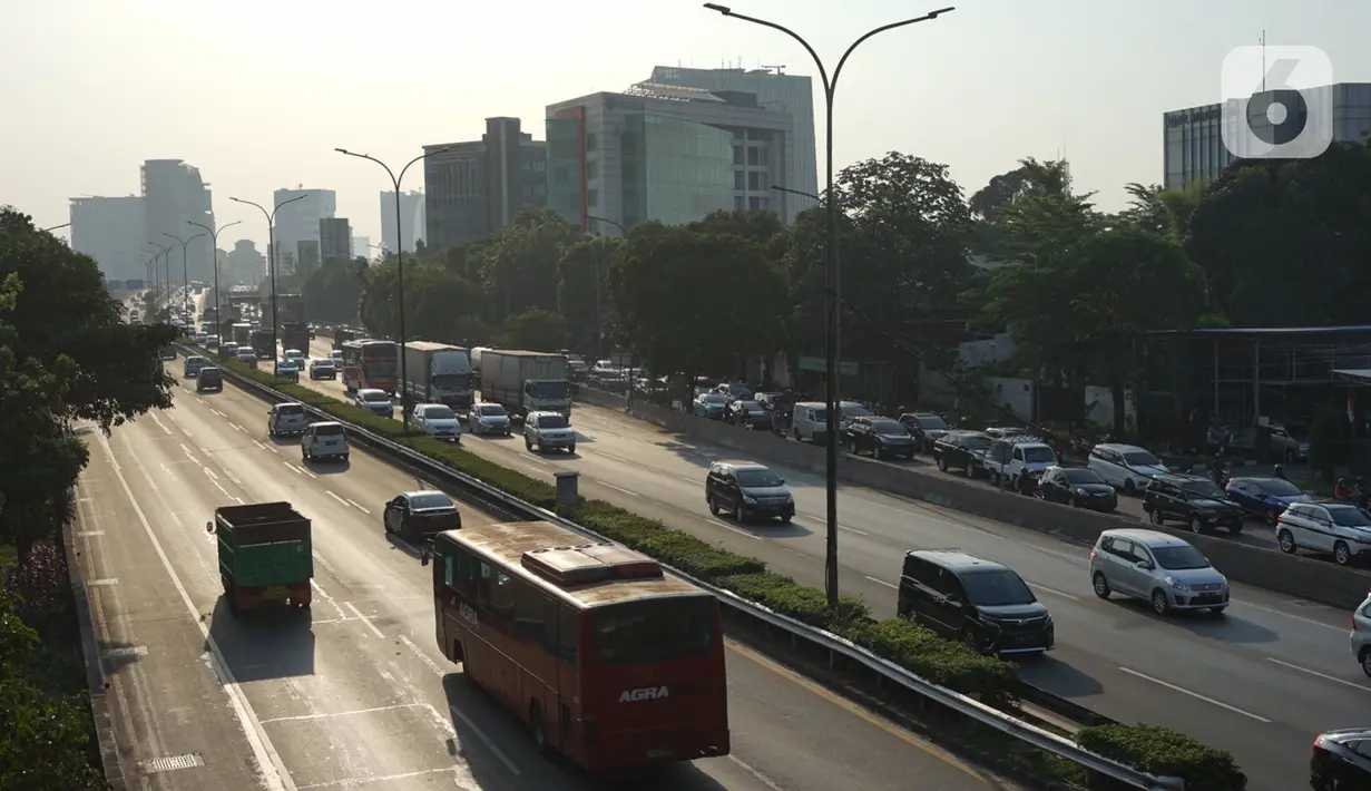 Kendaraan melintasi jalan tol di Jakarta, Kamis (27/8/2020). Gubernur DKI Jakarta Anies Baswedan mengusulkan agar Tol Dalam Kota dapat dilintasi oleh pengendara sepeda jenis road bike karena banyak masyarakat yang berolahraga dan menjadikan sepeda sebagai gaya hidup. (Liputan6.com/Immanuel Antonius)