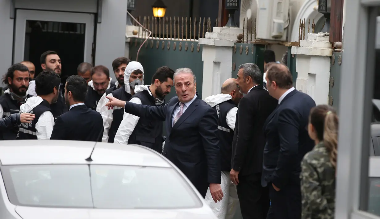 Polisi Turki bersiap mencari barang bukti hilangnya jurnalis Arab Saudi Jamal Khashoggi di kediaman Konsulat Jenderal Saudi Mohammed al-Otaibi, Istanbul, Rabu (17/10). Kabar terbaru dari dua sumber di Turki menyebut Khashoggi tewas. (AP Photo/Emrah Gurel)