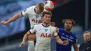 Pemain Tottenham Hotspur, Eric Dier (kiri) dan Ben Davies berebut bola dengan penyerang Everton, Dominic Calvert-Lewin pada lanjutan pertandingan Liga Inggris di Tottenham Stadium, Selasa (7/7/2020) dini hari. Tottenham Hotspur susah payah mengalahkan Everton 1-0. (Richard Heathcote/Pool via AP)