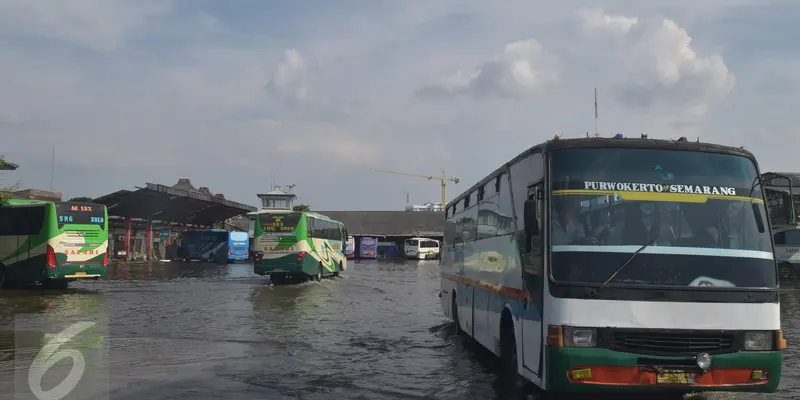 20160515-Banjir Rob Rendam Terminal Terboyo Semarang-Semarang