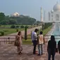 Wisatawan mengunjungi Taj Mahal, setelah ditutup selama lebih dari enam bulan, di Agra, India pada Senin (21/9/2020). Taj Mahal kembali dibuka untuk umum hari ini, Senin (21/9), saat negara dengan 1,3 miliar orang itu telah mencatat lebih dari 5,4 juta kasus Covid-19. (AP Photo/Pawan Sharma)
