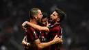Pemain AC Milan, Mateo Musacchio dan rekan setimnya merayakan gol ke gawang HNK Rijeka dalam laga Grup D Liga Europa di San Siro, Kamis (28/9). Bertindak sebagai tuan rumah, Rossoneri –julukan Milan– sukses meraih kemenangan 3-2. (MIGUEL MEDINA/AFP)