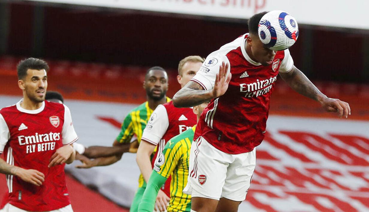 Pemain Arsenal, Gabriel, menyundul bola saat melawan West Bromwich Albion pada laga Liga Inggris di Stadion Emirates, Senin (10/5/2021). Arsenal menang dengan skor 3-1. (AP/Frank Augstein, Pool)