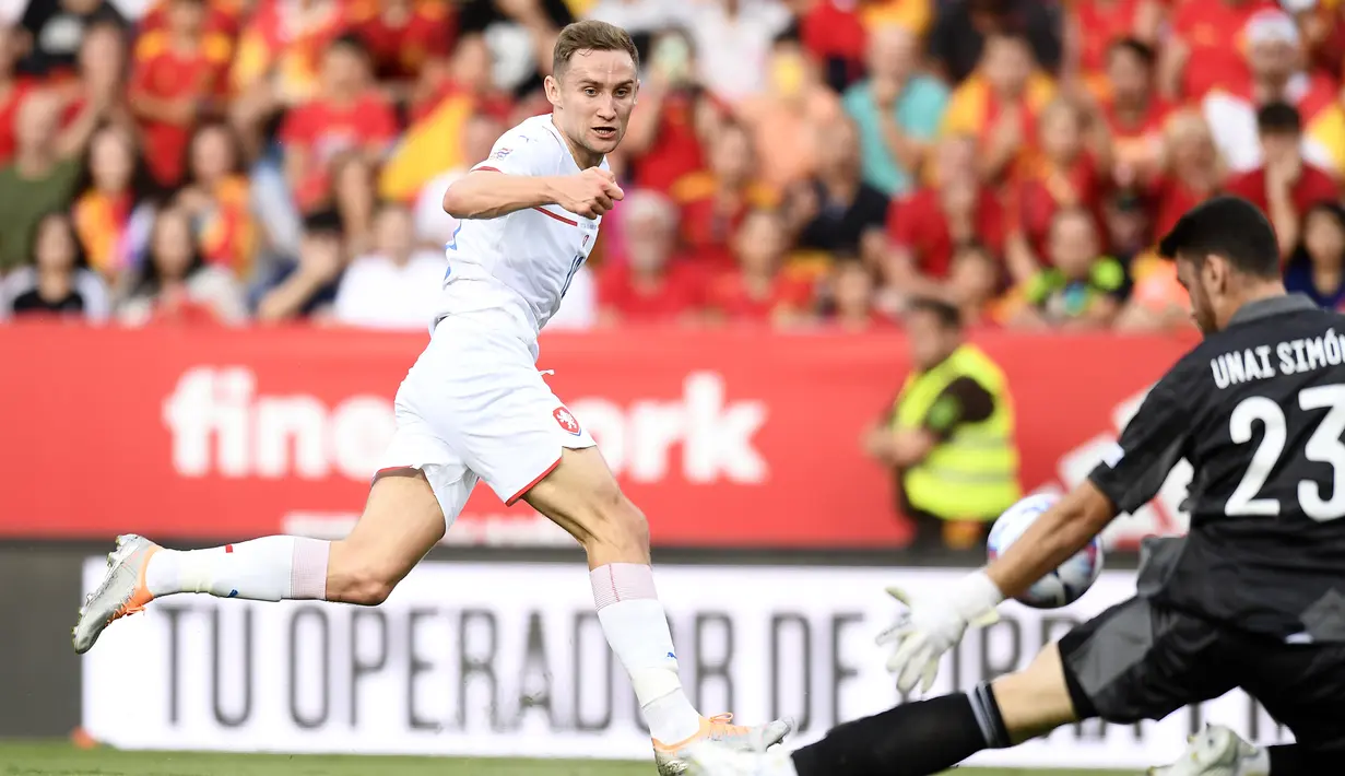 Kiper Spanyol Unai Simon menghentikan tendangan pemain Republik Ceko Jan Kuchta pada pertandingan sepak bola UEFA Nations League di Stadion La Rosaleda, Malaga, Spanyol, 12 Juni 2022. Spanyol menang 2-0. (AP Photo/Jose Breton)