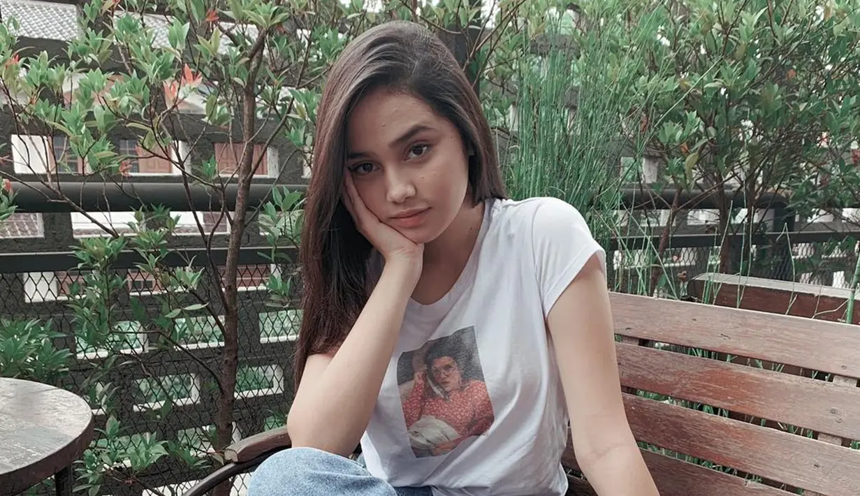 Di beberapa kesempatan, wanita yang dikabarkan dekat dengan Rizky Nazar ini juga terlihat santai menggunakan kaus putih yang dipadukan celana jeans. Ia juga memilih untuk tampil dalam makeup natural serta rambut yang dibiarkan tergerai. (Liputan6.com/IG/@syifahadjureal)