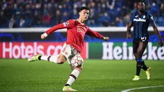 Cristiano Ronaldo lagi-lagi menjadi pahlawan Manchester United. Kali ini CR7 menyelamatkan Setan Merah dari kekalahan saat bersua Atalanta pada laga keempat Grup F Liga Champions, Rabu (3/11/2021). (AFP/Marco Bertorello)