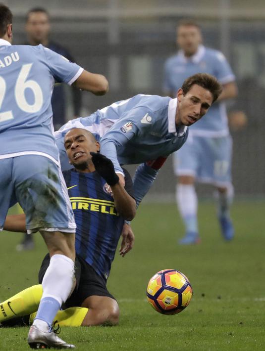 Pemain Inter Milan, Joao Mario terjatuh saat dihadang para pemain Lazio pada laga perempat final Coppa Italia di Giuseppe Meazza stadium, Milan, Selasa (31/1/2017). Inter Milan kalah 1-2. (AP/Luca Bruno)