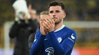 Gelandang Chelsea, Mason Mount memberi aplaus kepada suporter setelah berakhirnya laga leg pertama babak 16 besar Liga Champions 2022/2023 di Dortmund, Jerman (15/2/2023). Masih jadi bagian penting Chelsea dan masih menyisakan masa kontraknya satu tahun lagi, namun Mason Mount belum menemui kata sepakat dalam pembicaraan kontrak baru. Ia juga diprediksi akan meninggalkan Chelsea pada akhir musim 2022/2023 ini. (AFP/Ina Fassbender)