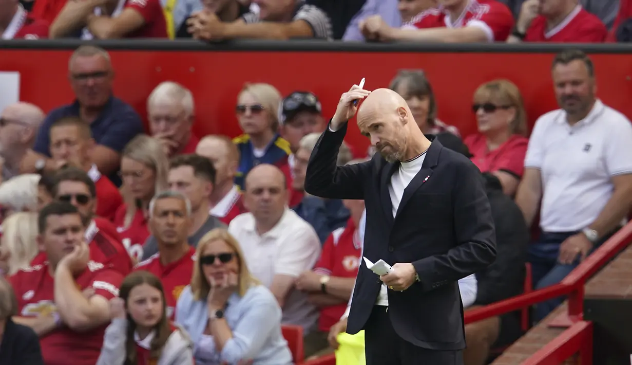 Pelatih Manchester United, Erik ten Hag berdiri selama pertandingan melawan Brighton & Hove Albion pada pekan pembuka Liga Inggris 2022/2023 di stadion Old Trafford di Manchester, Inggris, Minggu (7/8/2022). Pertandingan Ini menjadi kekalahan pada debut pertama Erik ten Hag bersama Manchester United. (AP Photo/Dave Thompson)