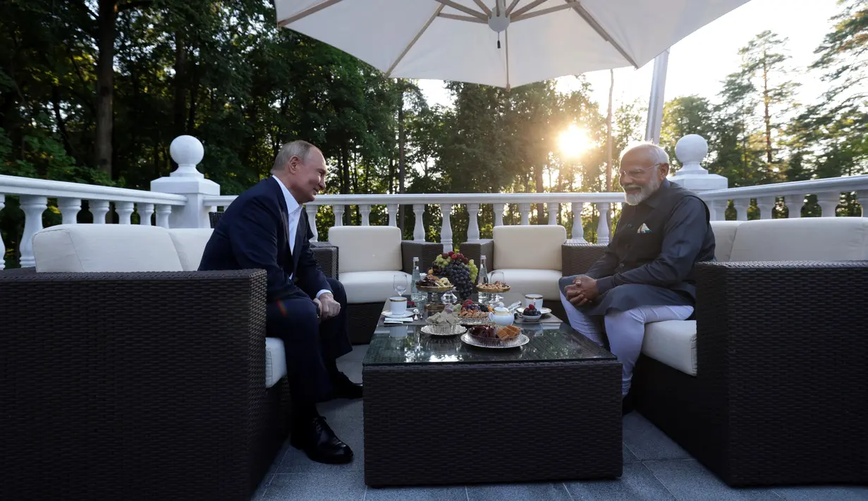 Kedua pemimpin kemudian menikmati minum teh di teras. (Gavriil GRIGOROV / POOL / AFP)