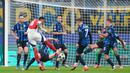 Pemain Inter Milan berusaha menghadang tendangan pemain Arsenal, Gabriel, pada laga Liga Champions di Stadion Giuseppe Meazza, Kamis (07/11/2024). (AP Photo/Luca Bruno)