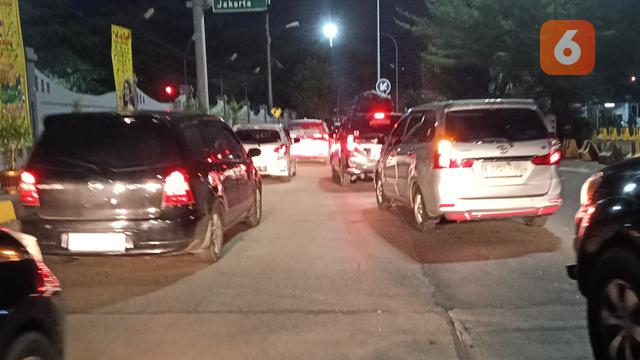 Kepadatan Kendaraan Keluar Pelabuhan Merak di Arus Balik Idul Fitri 2025. (Jumat, 04/04/2025). (Yandhi Deslatama/Liputan6.com).