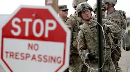 Tentara AS memasang kawat duri dekat jembatan perbatasan antara AS dengan Meksiko di Donna, Texas, Minggu (4/11). AS mengerahkan lebih dari 5.200 serdadu ke perbatasan Meksiko untuk menghalau imigran. (AP Photo/Eric Gay)