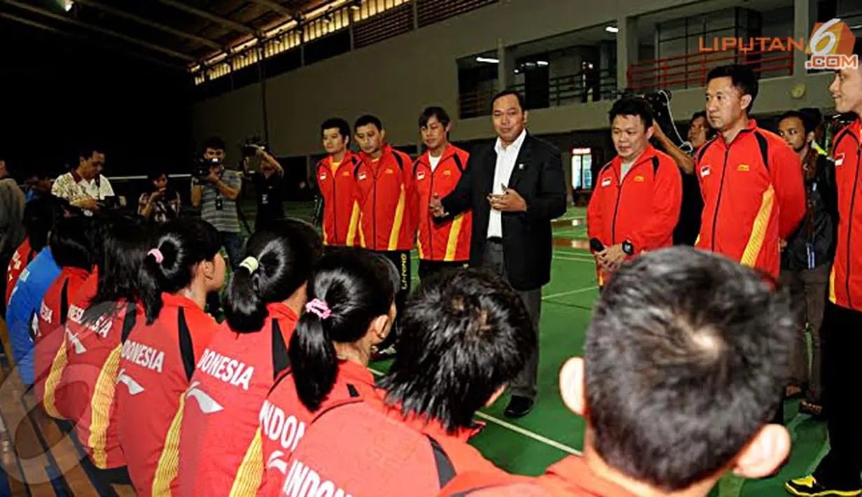 Sekjen PBSI Anton Subowo (berjas hitam) memberikan sedikit motivasi kepada pebulutangkis muda Indonesia yang akan bertarung di Asia Junior Championship 2014 di Malaysia (Liputan6.com/Helmi Fithriansyah).